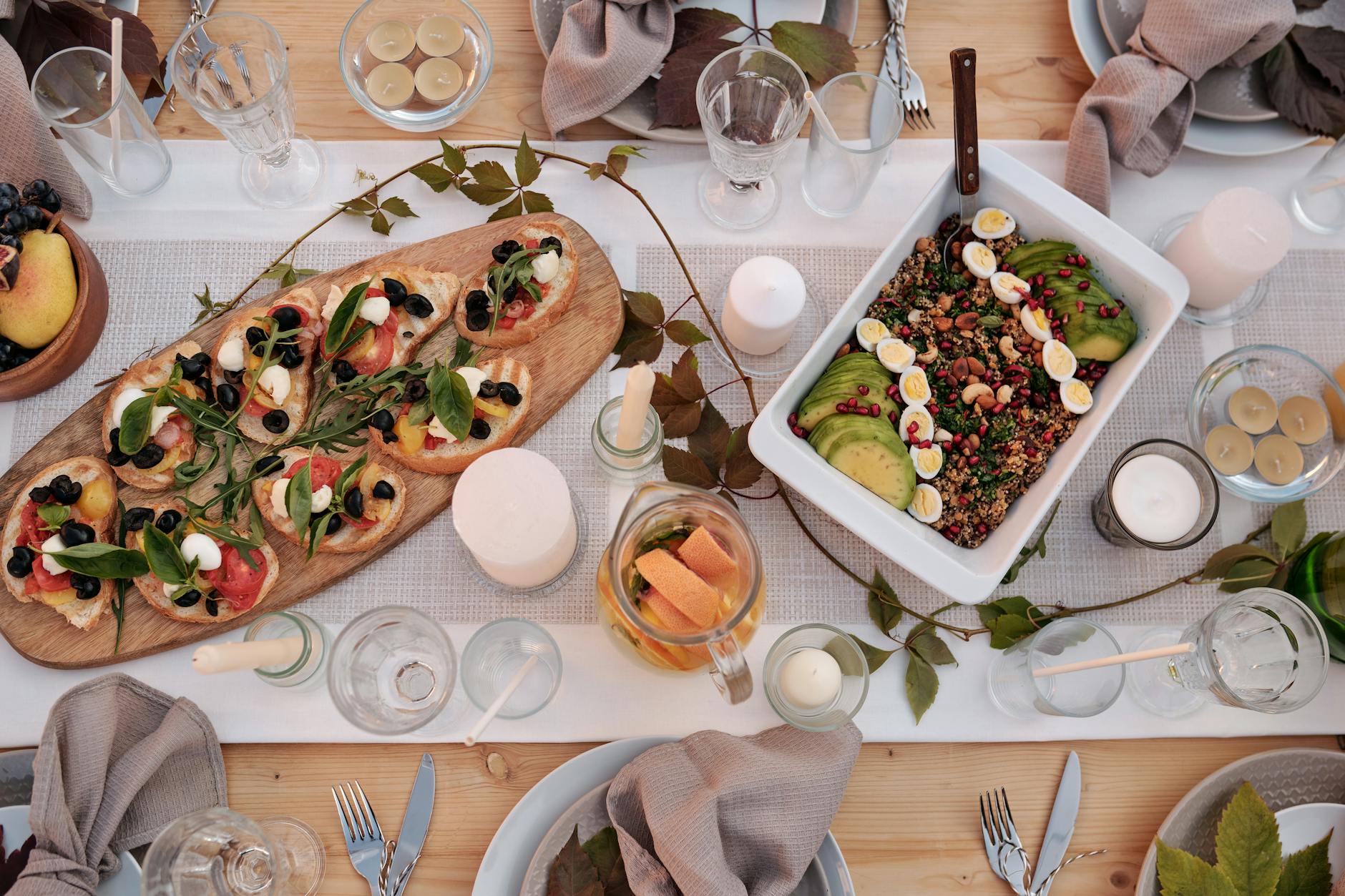 Kolacja z bruschettą oraz sałatką z komosy z awokado i jajkiem