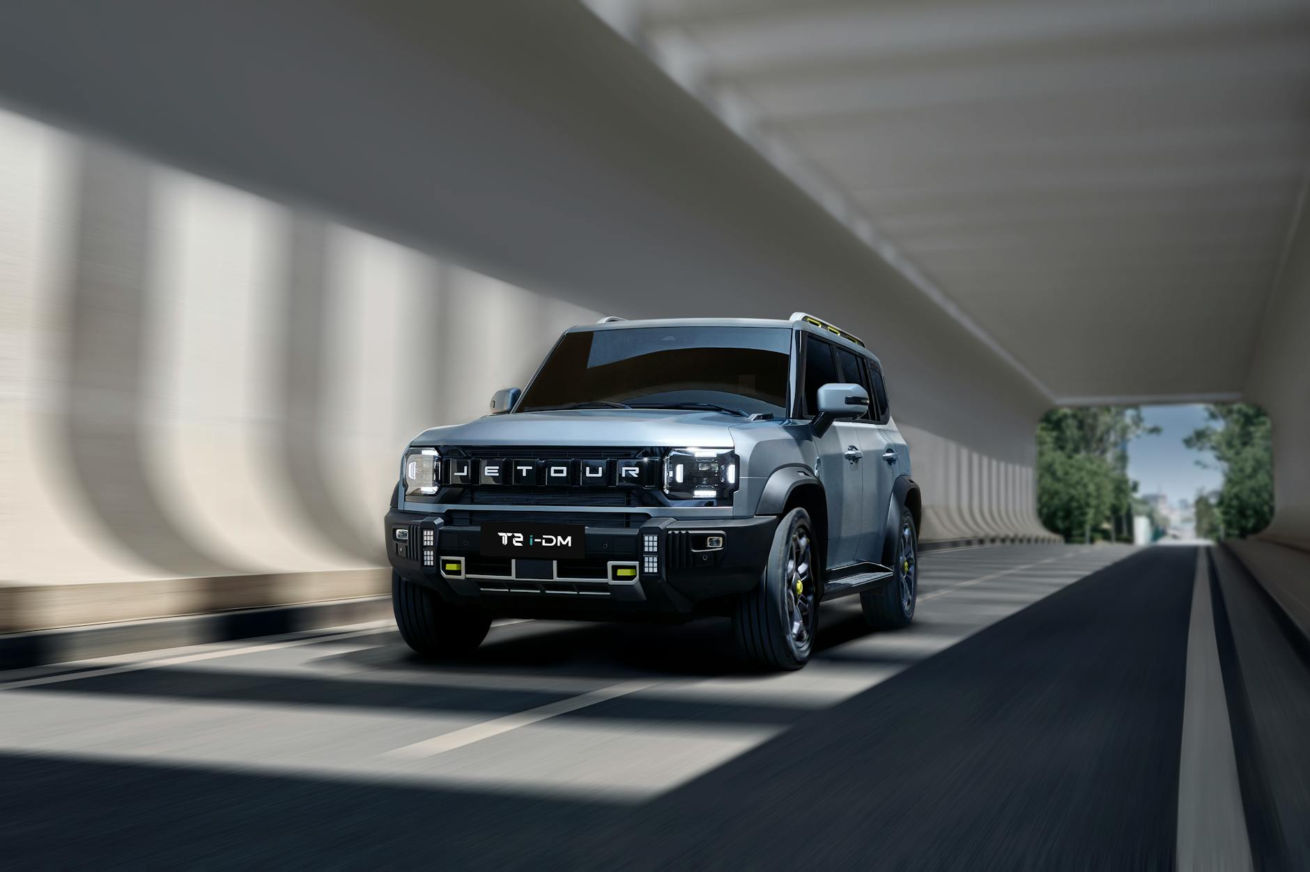 Geely a ładowanie w hybrydach: jak jeździć, by bateria nie znikała w mieście Nowoczesny SUV w tunelu, ilustrujący artykuł o hybrydach Geely