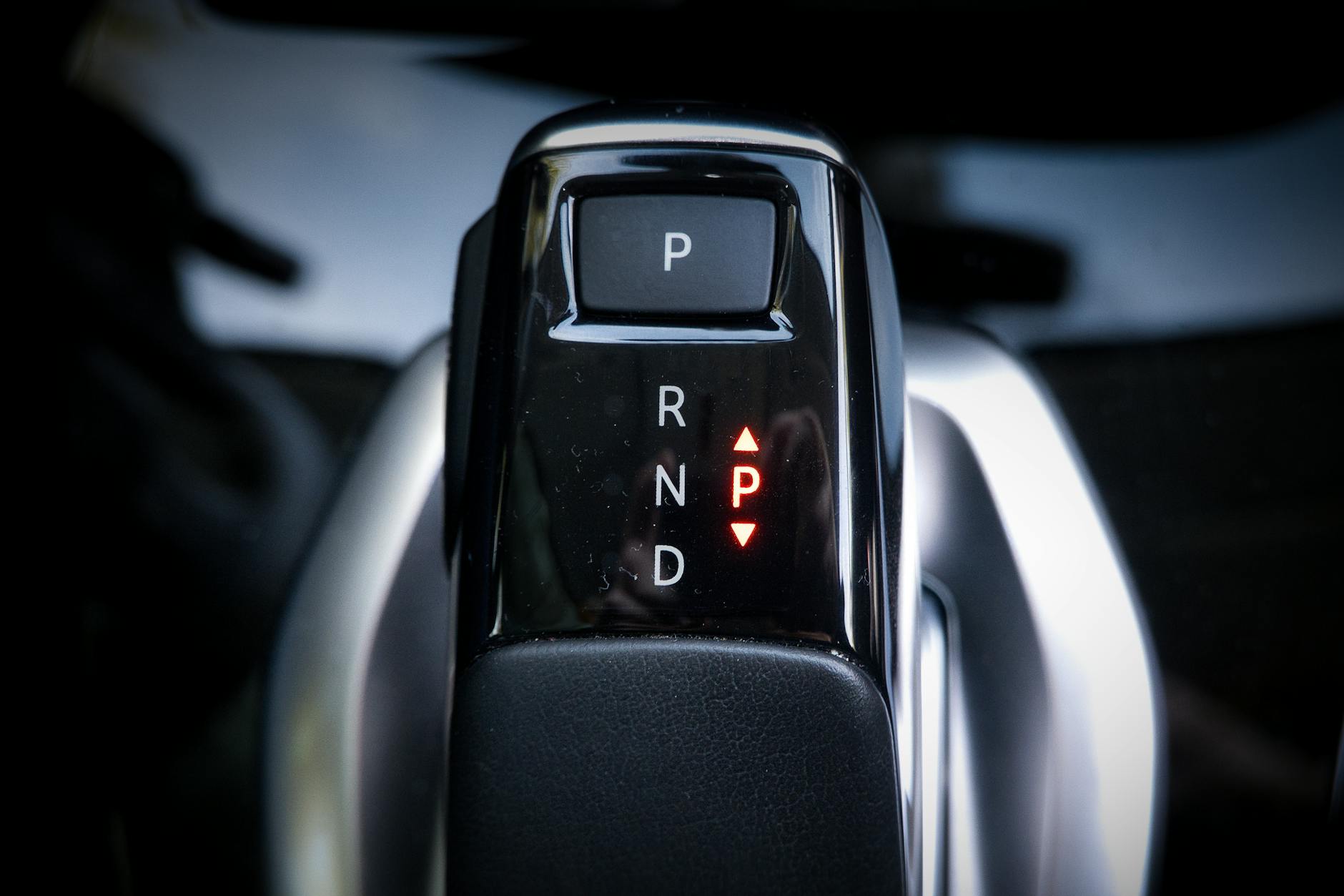 Nowoczesna dźwignia automatycznej skrzyni biegów z trybami P R N D