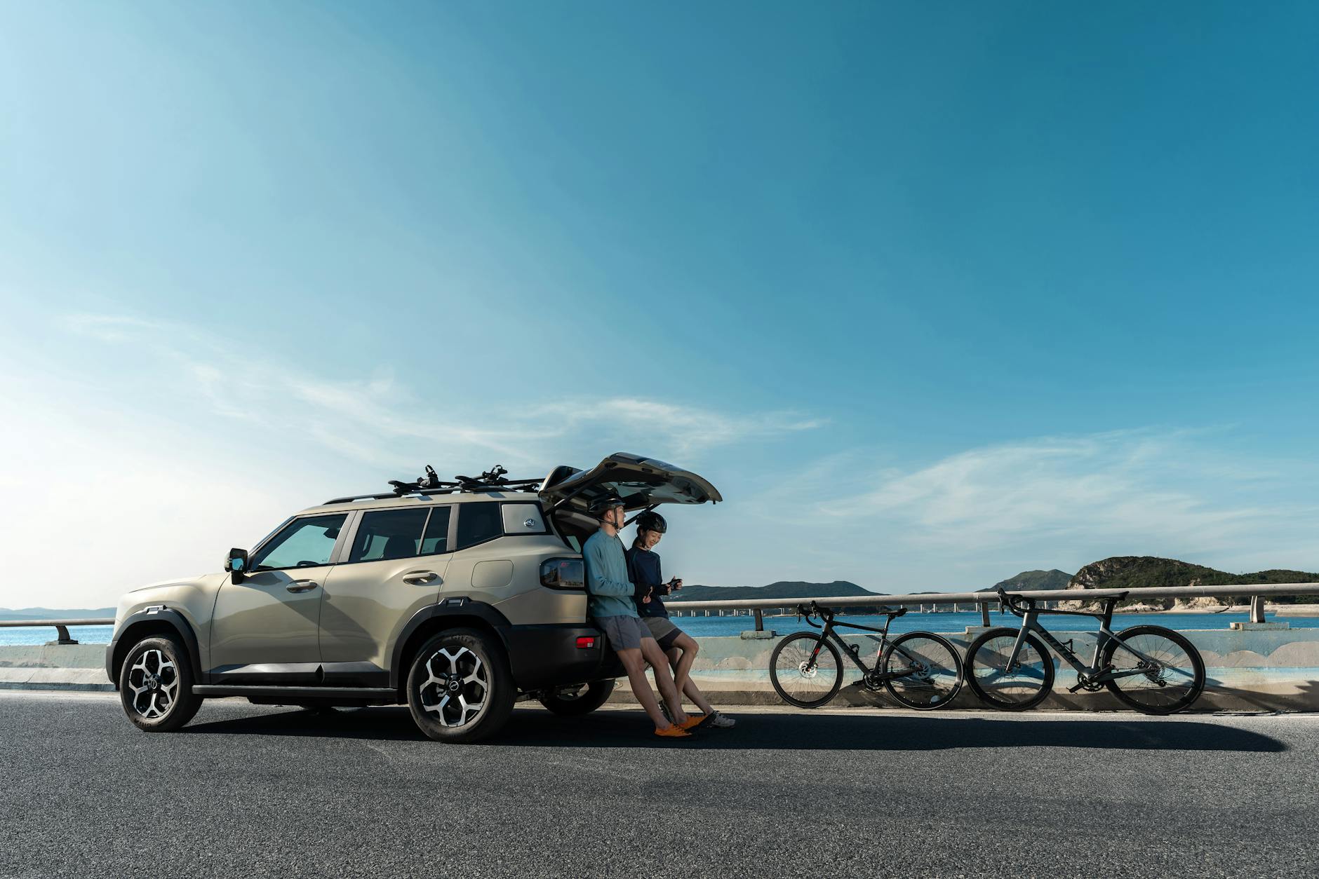 Nowoczesny SUV zaparkowany nad morzem z rowerami na bagażniku