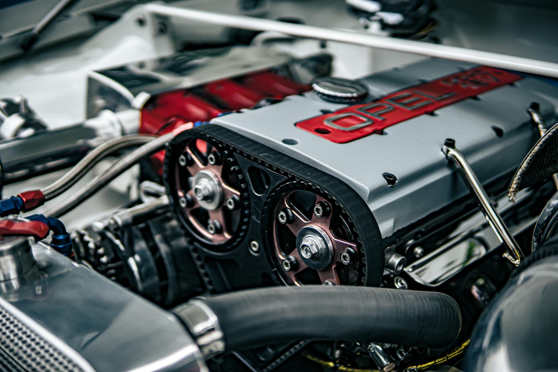 Zbliżenie na wewnętrzne podzespoły silnika Chevroleta