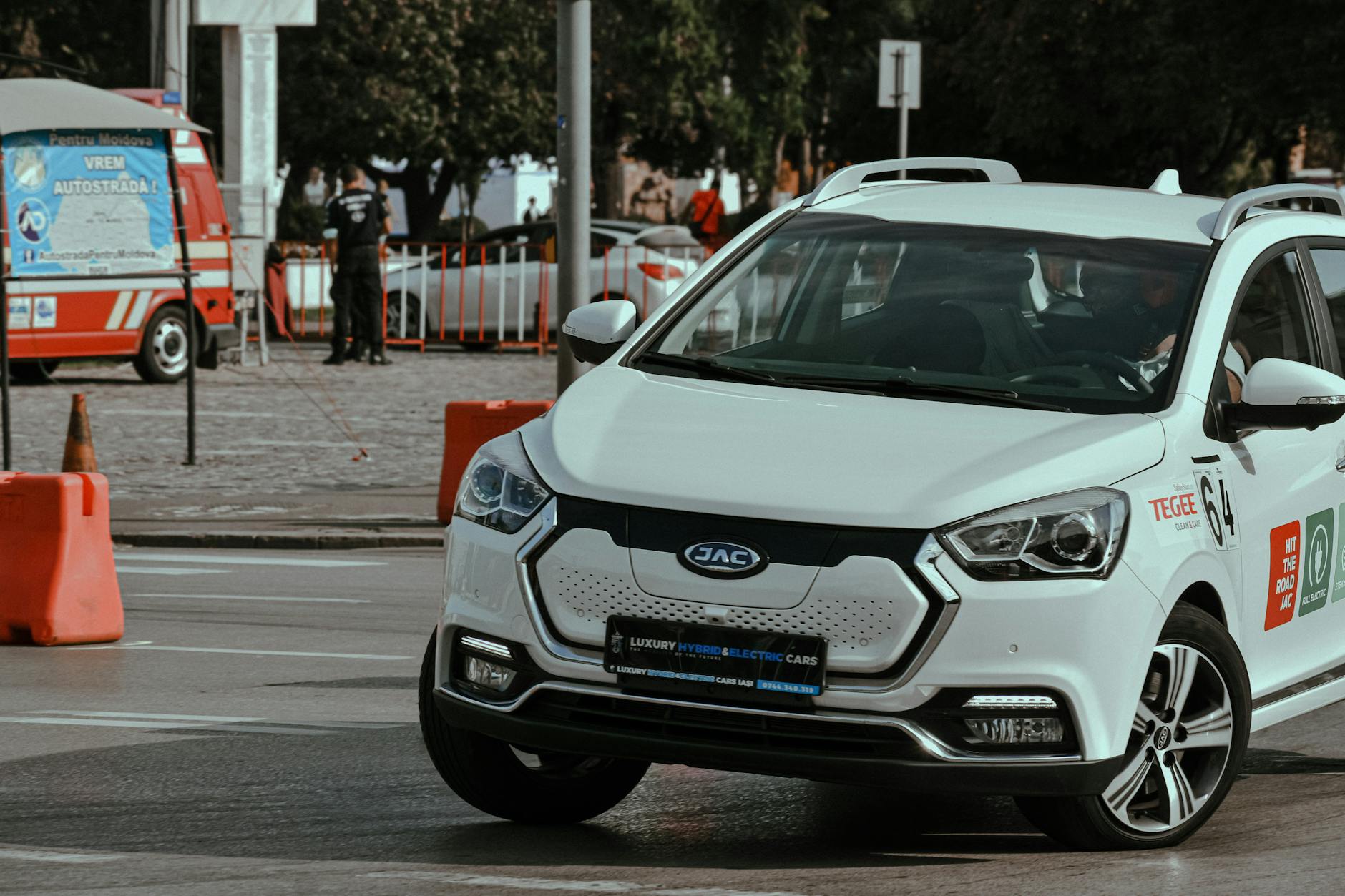 Elektryczny Ford jedzie dynamicznie po miejskim torze testowym