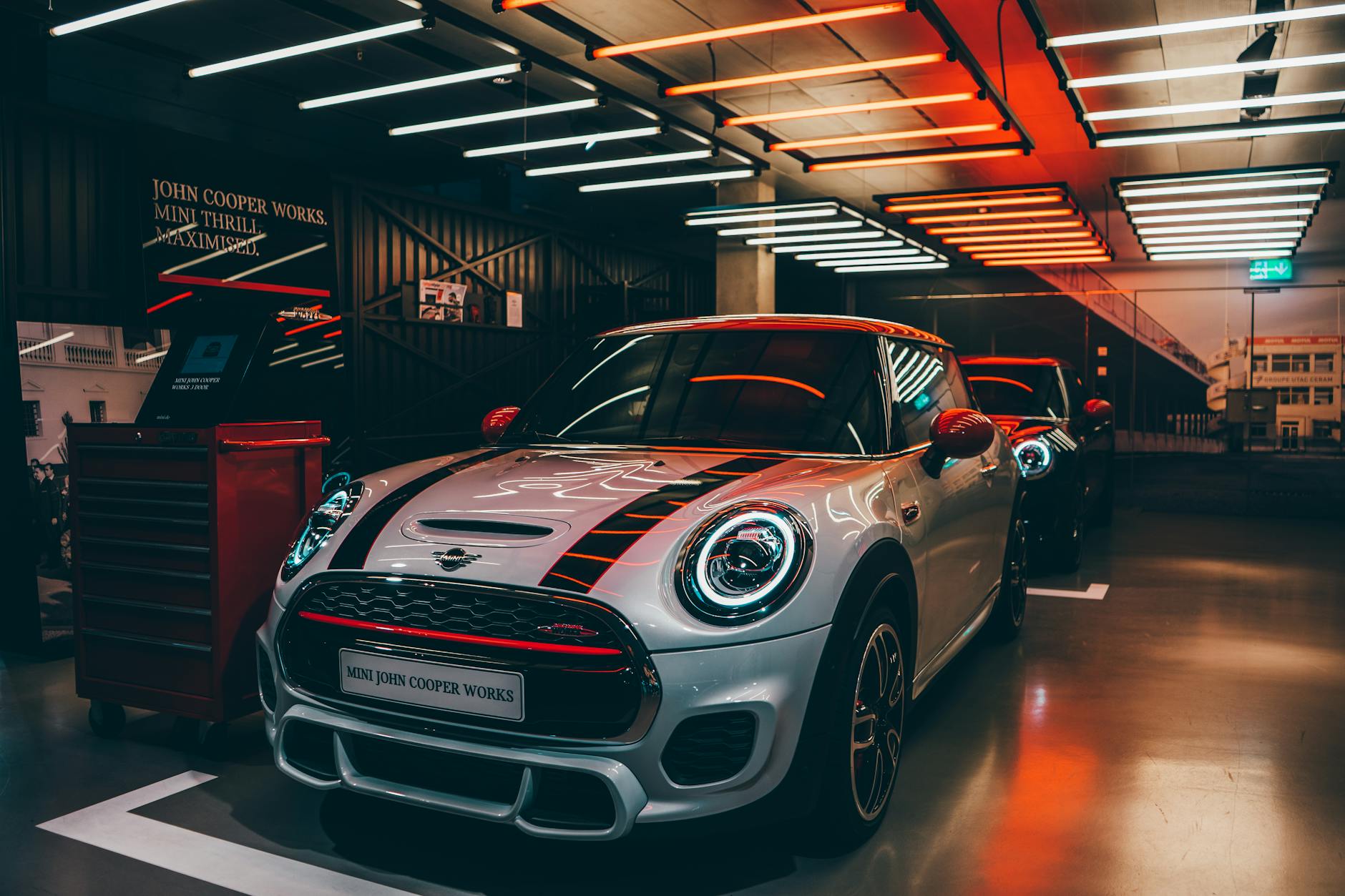 Mini Cooper w stylowym salonie samochodowym z efektownym oświetleniem