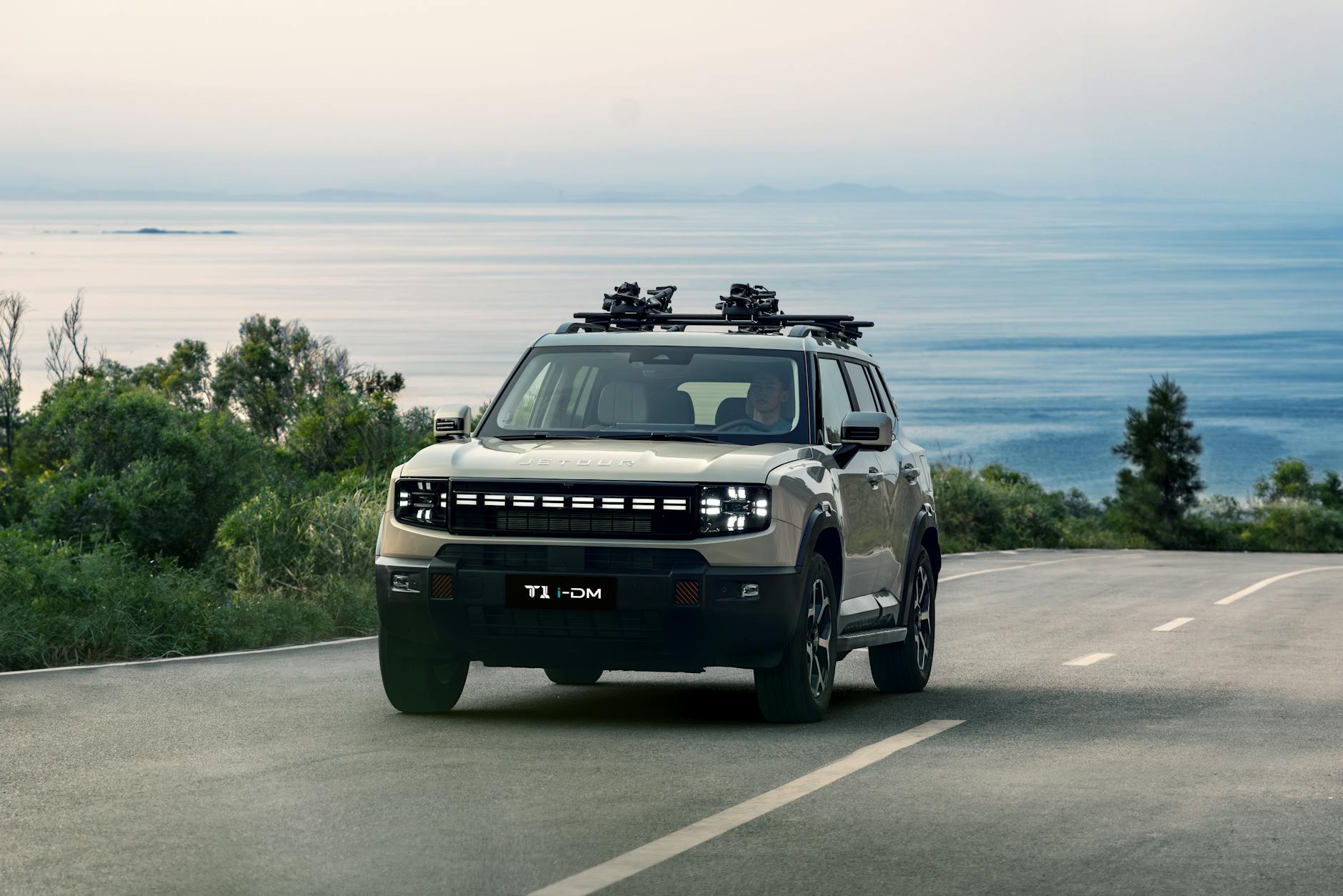 Nowoczesny hybrydowy SUV Ford jedzie nadmorską drogą