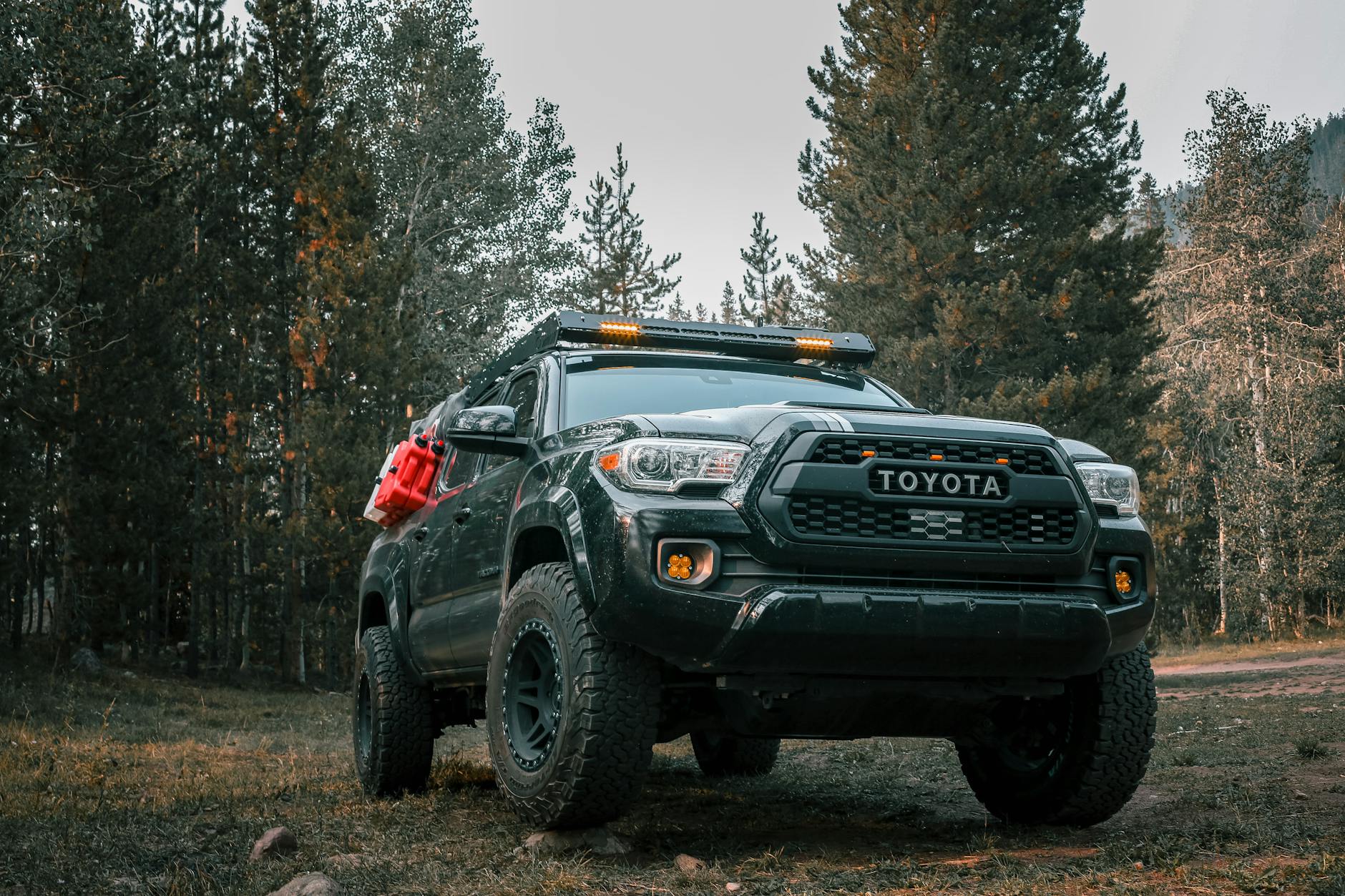 Pickup terenowy w lesie podczas jazdy off-road