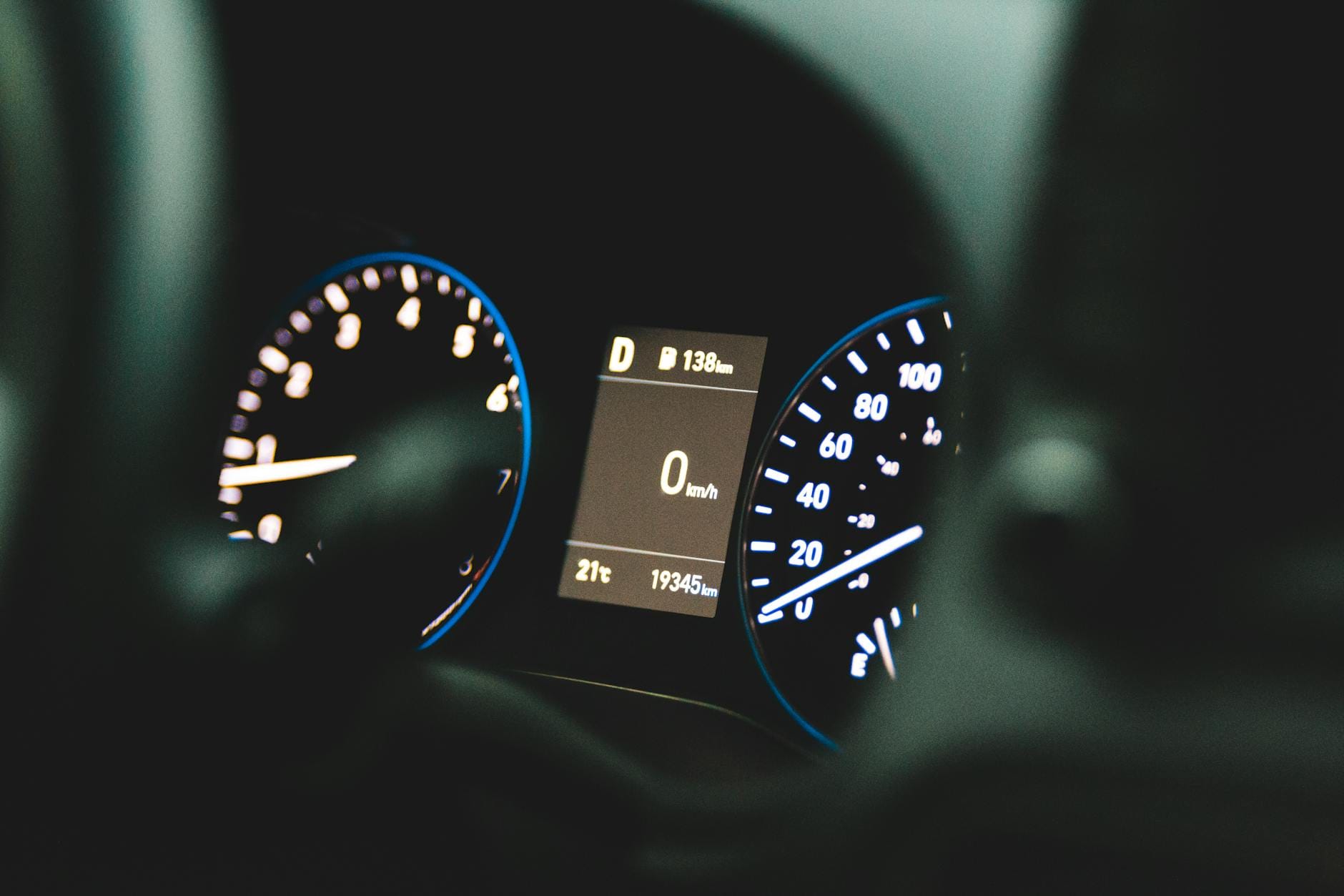 Zbliżenie na licznik Fiata z prędkością 0 km/h i przebiegiem 19345 km