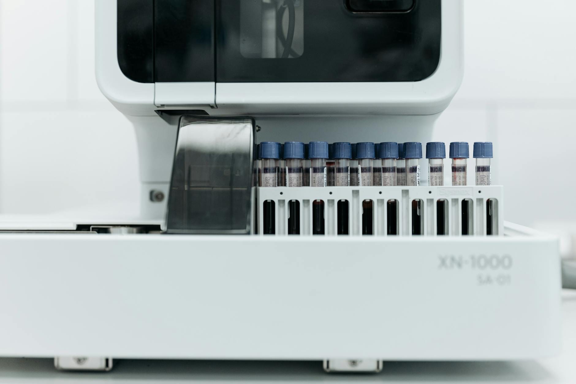 Automat laboratoryjny z probówkami do analizy krwi na HIV
