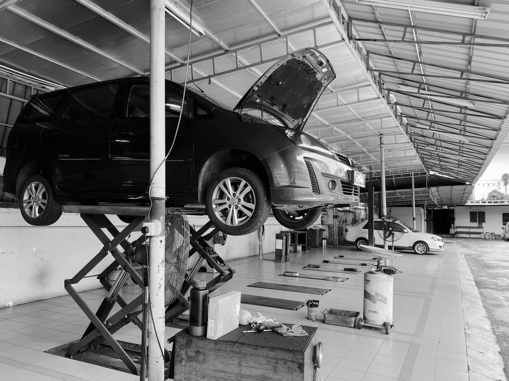 Czarno-białe auto Ford w warsztacie podczas serwisu