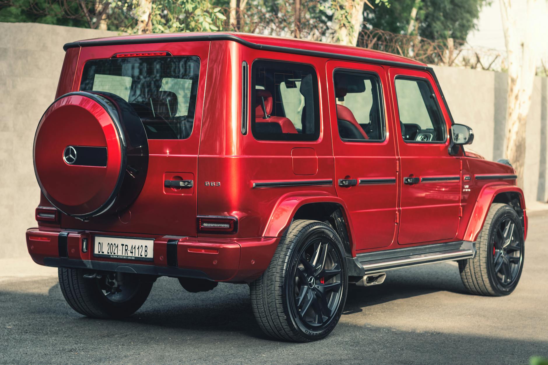Czerwony Mercedes G Class zaparkowany na zewnątrz, luksusowy SUV