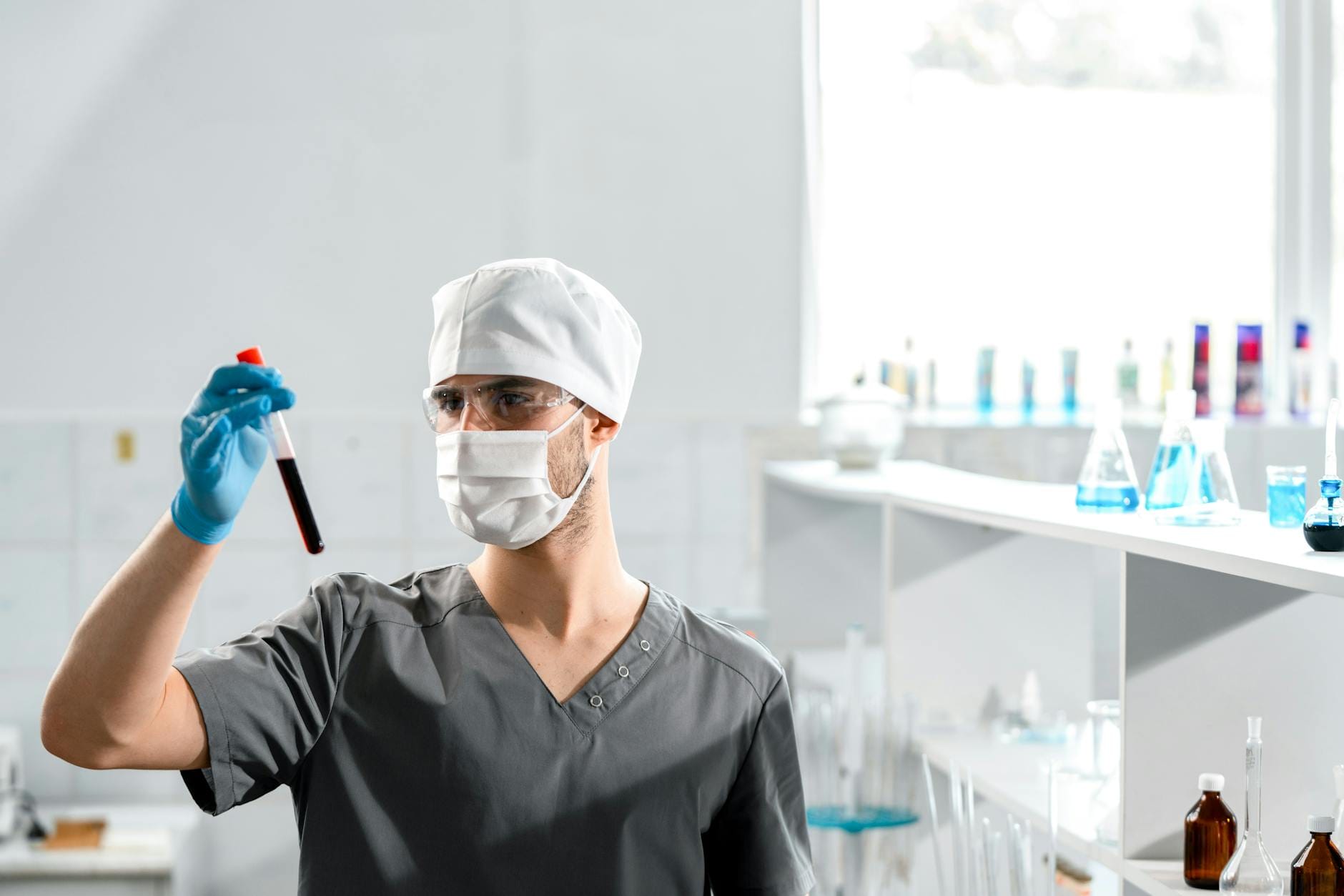 Lekarz w laboratorium analizuje próbkę krwi pod kątem HIV