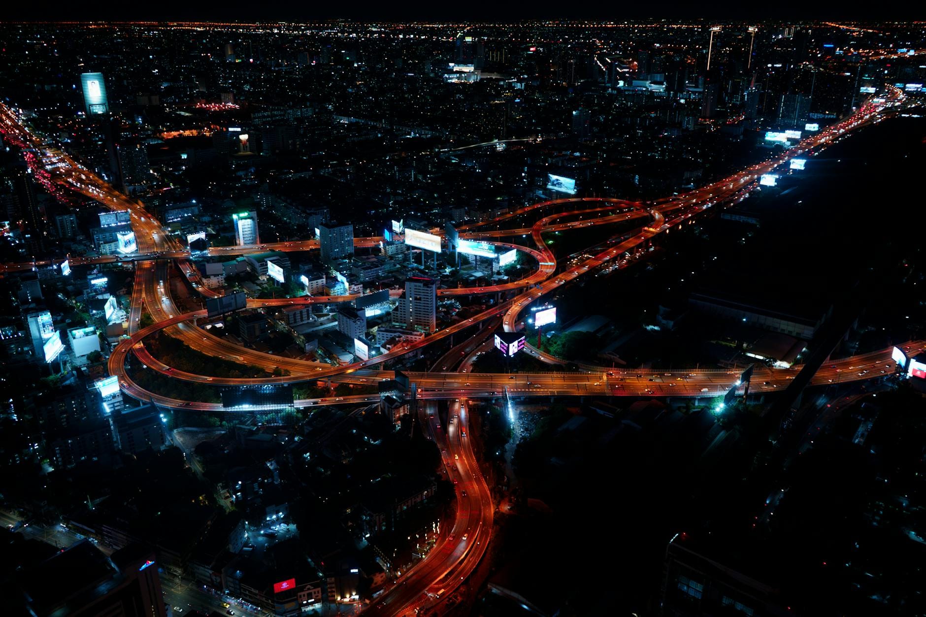 Nocna panorama Bangkoku z siecią jasno oświetlonych ulic