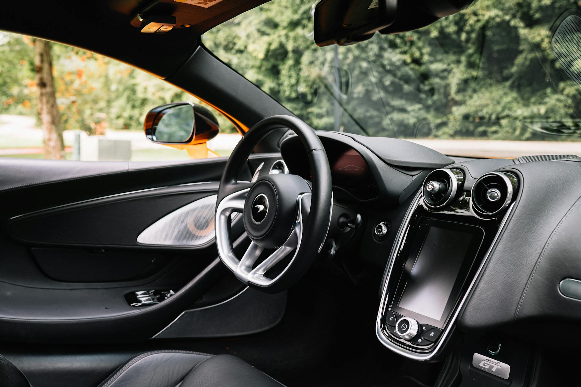 Wnętrze luksusowego Rolls-Royce’a z kierownicą i deską rozdzielczą