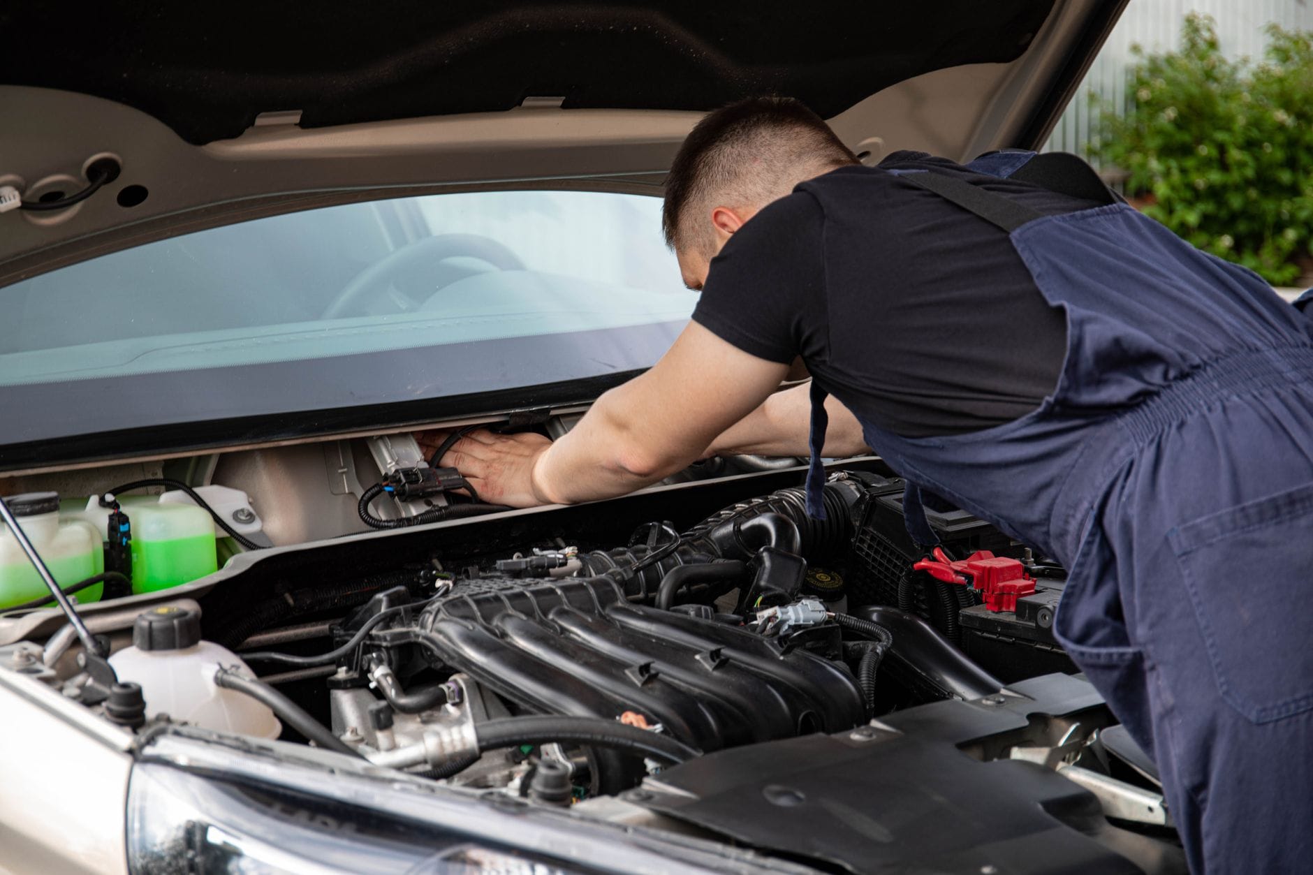 Jak dbać o Multijeta: olej, DPF i EGR w Fiatachem bez bólu portfela Mechanik wykonuje przegląd silnika w Fiacie Multijet
