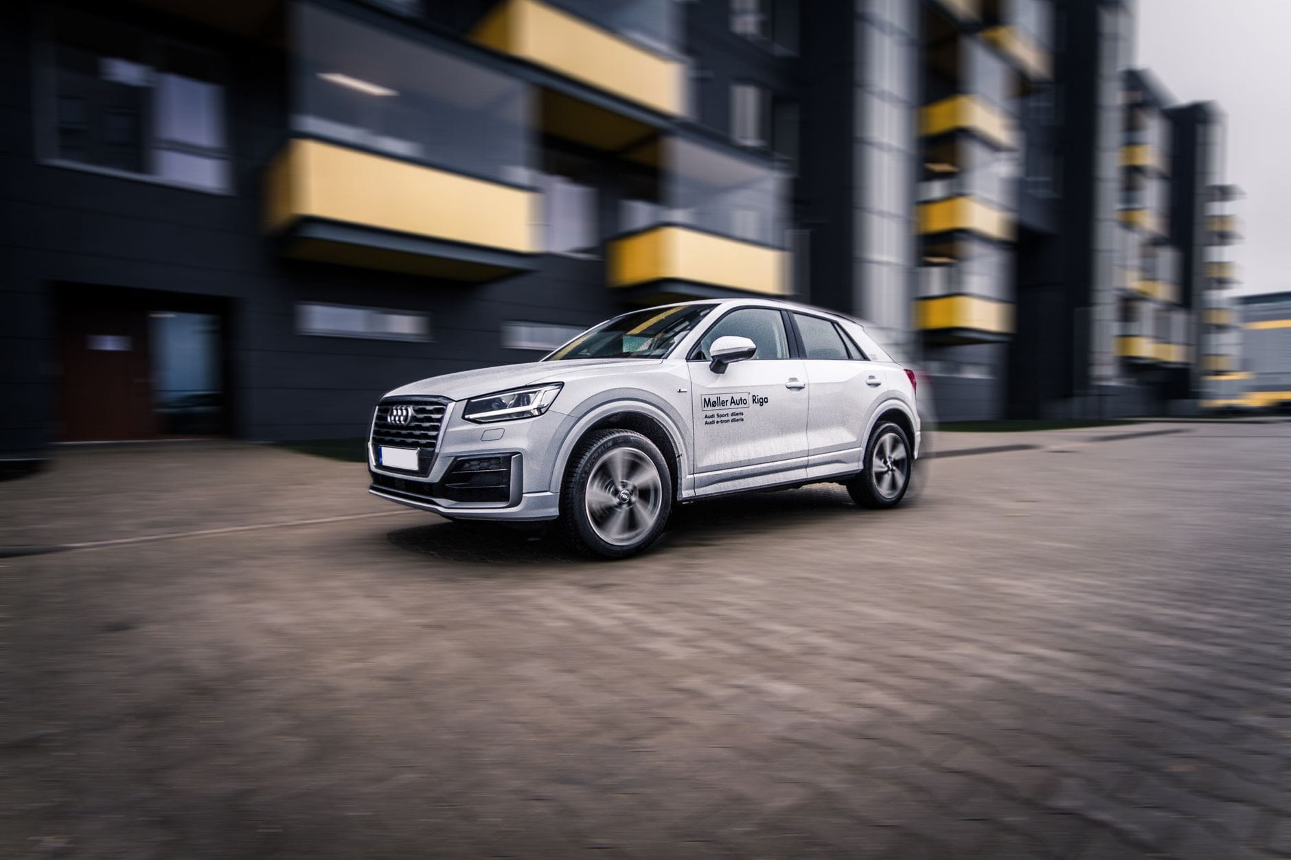Nissan Qashqai czy Juke do miasta: porównanie wnętrza, spalania i kosztów serwisu, które widać dopiero po czasie Nowoczesny SUV jadący szybko przez miasto po zmroku