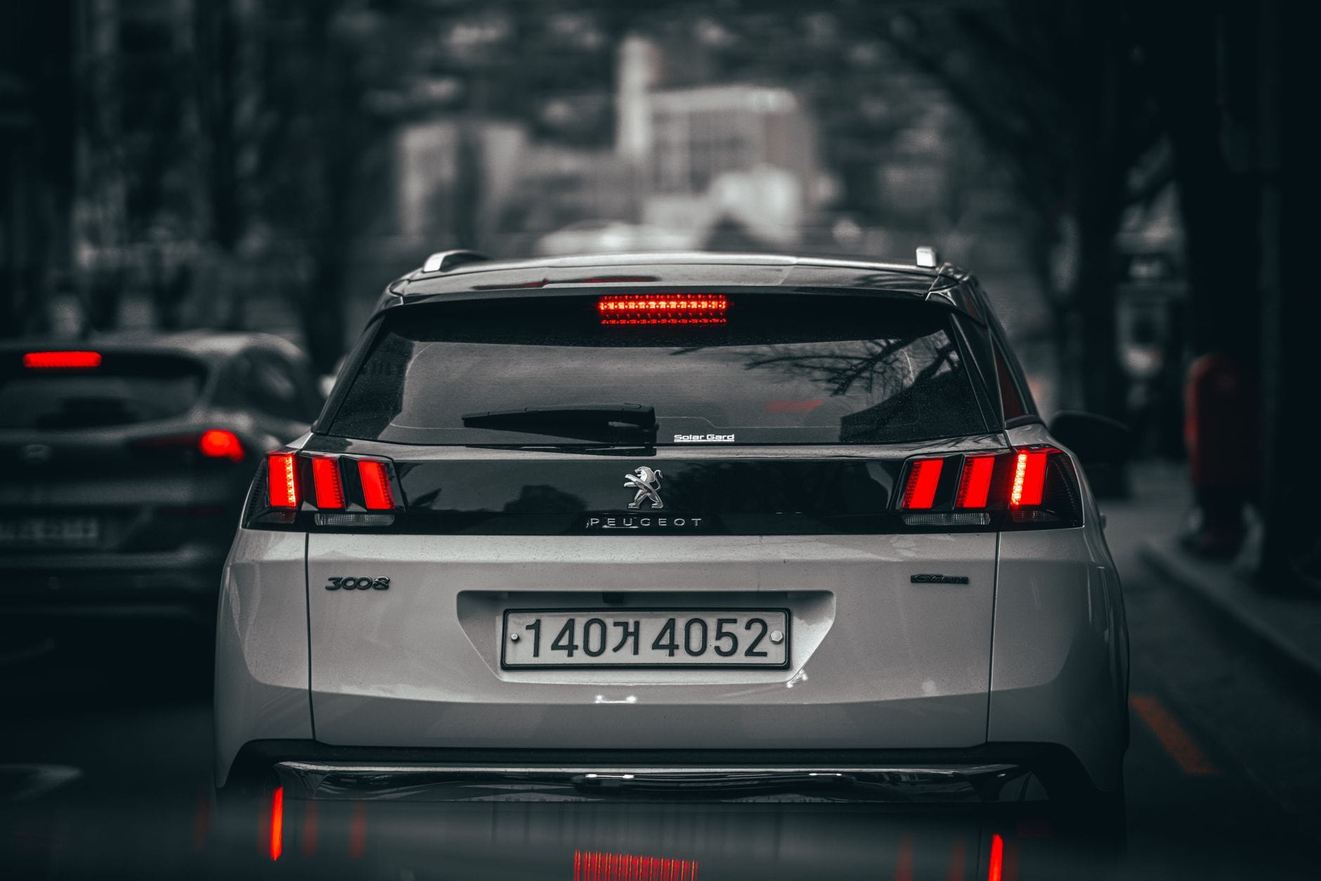 Tył nowoczesnego SUV-a Nissana na zatłoczonej miejskiej ulicy