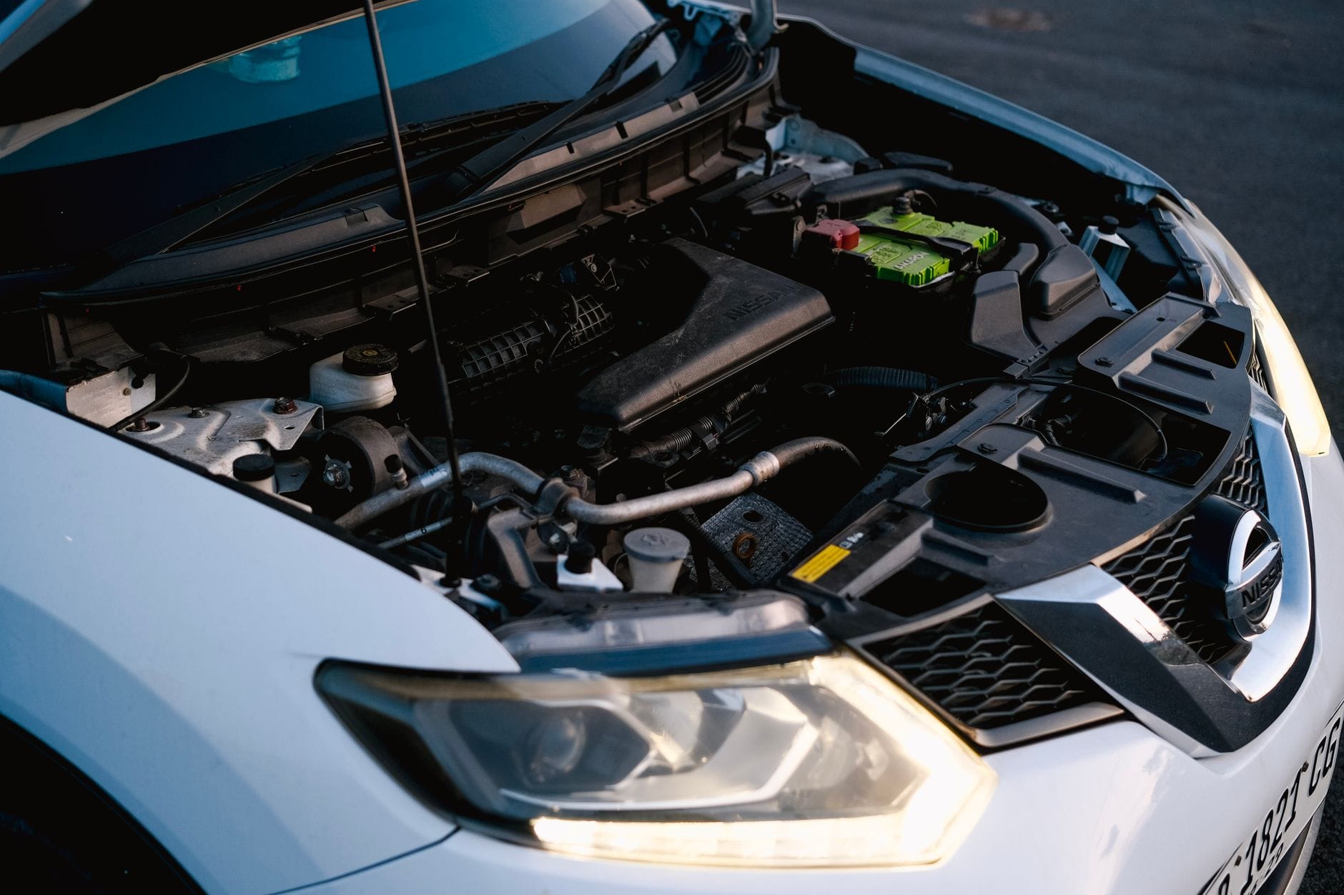 Zbliżenie komory silnika Porsche 911 z otwartą maską