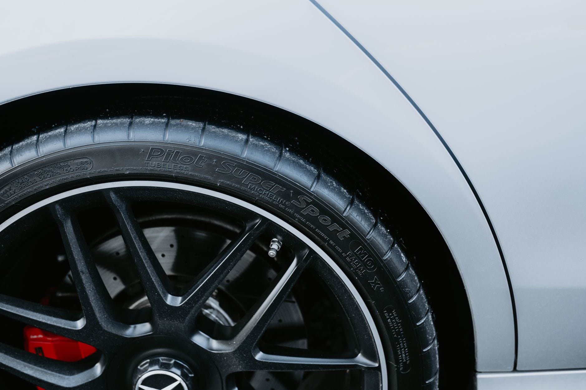 Wybór opon do Lamborghini: homologacje, indeksy i kompromisy między trakcją a komfortem Aluminiowa felga i sportowa opona w Lamborghini z bliska