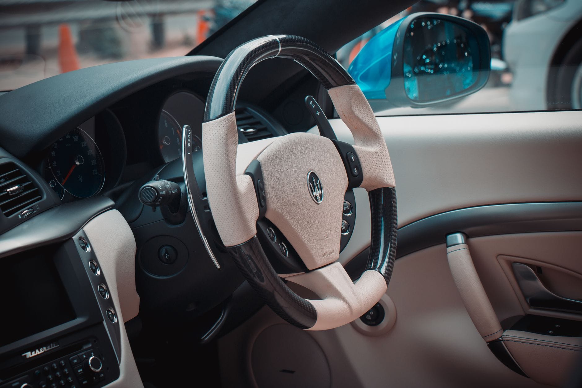Zbliżenie wnętrza luksusowego auta z elegancką kierownicą sportową
