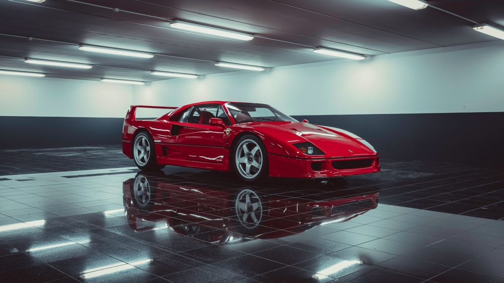 Czerwone Ferrari 458 Italia w nowoczesnym parkingu podziemnym