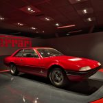 Czerwone klasyczne Ferrari w muzeum motoryzacji w Turynie
