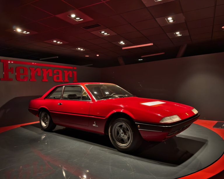 Czerwone klasyczne Ferrari w muzeum motoryzacji w Turynie