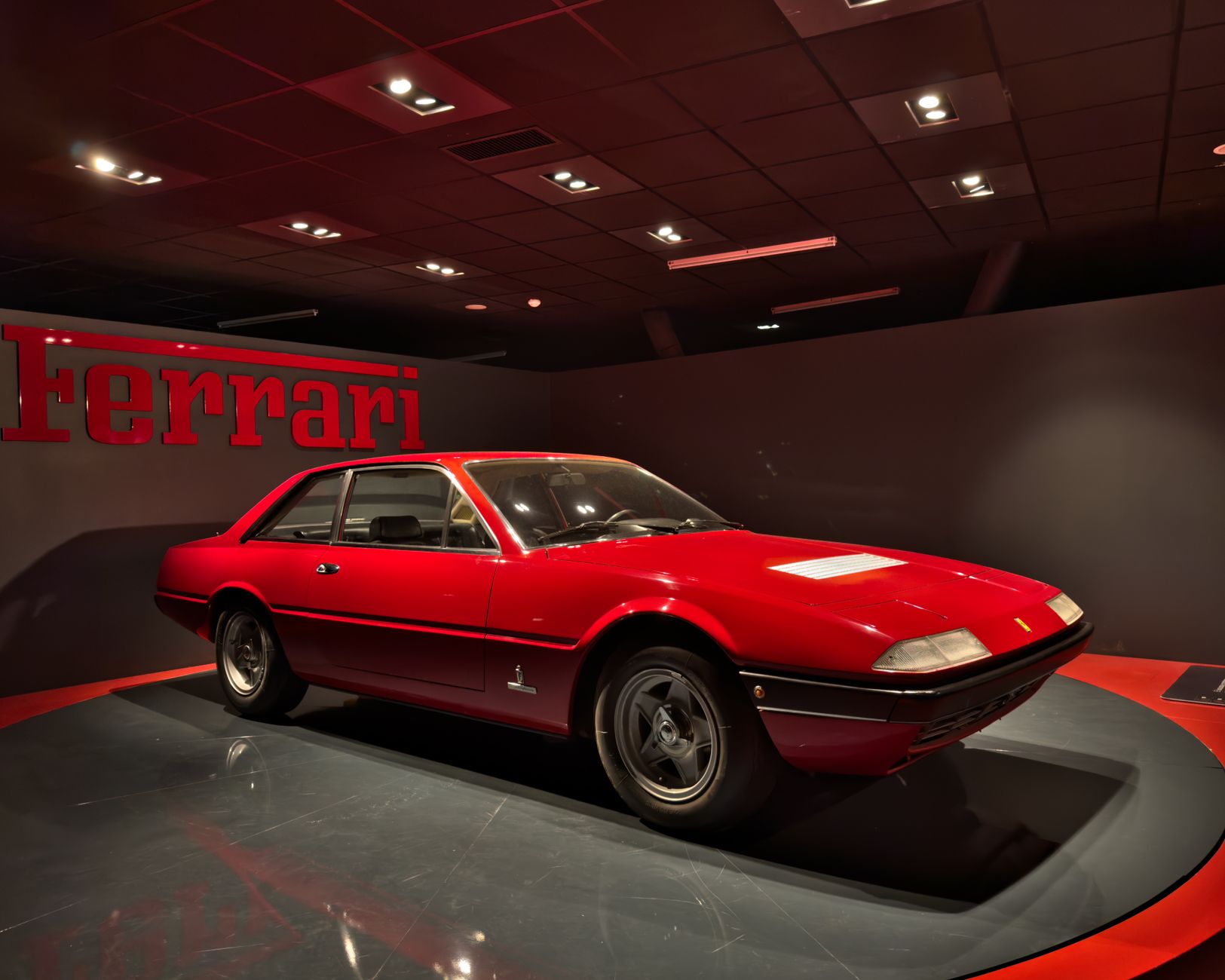 Czerwone klasyczne Ferrari w muzeum motoryzacji w Turynie