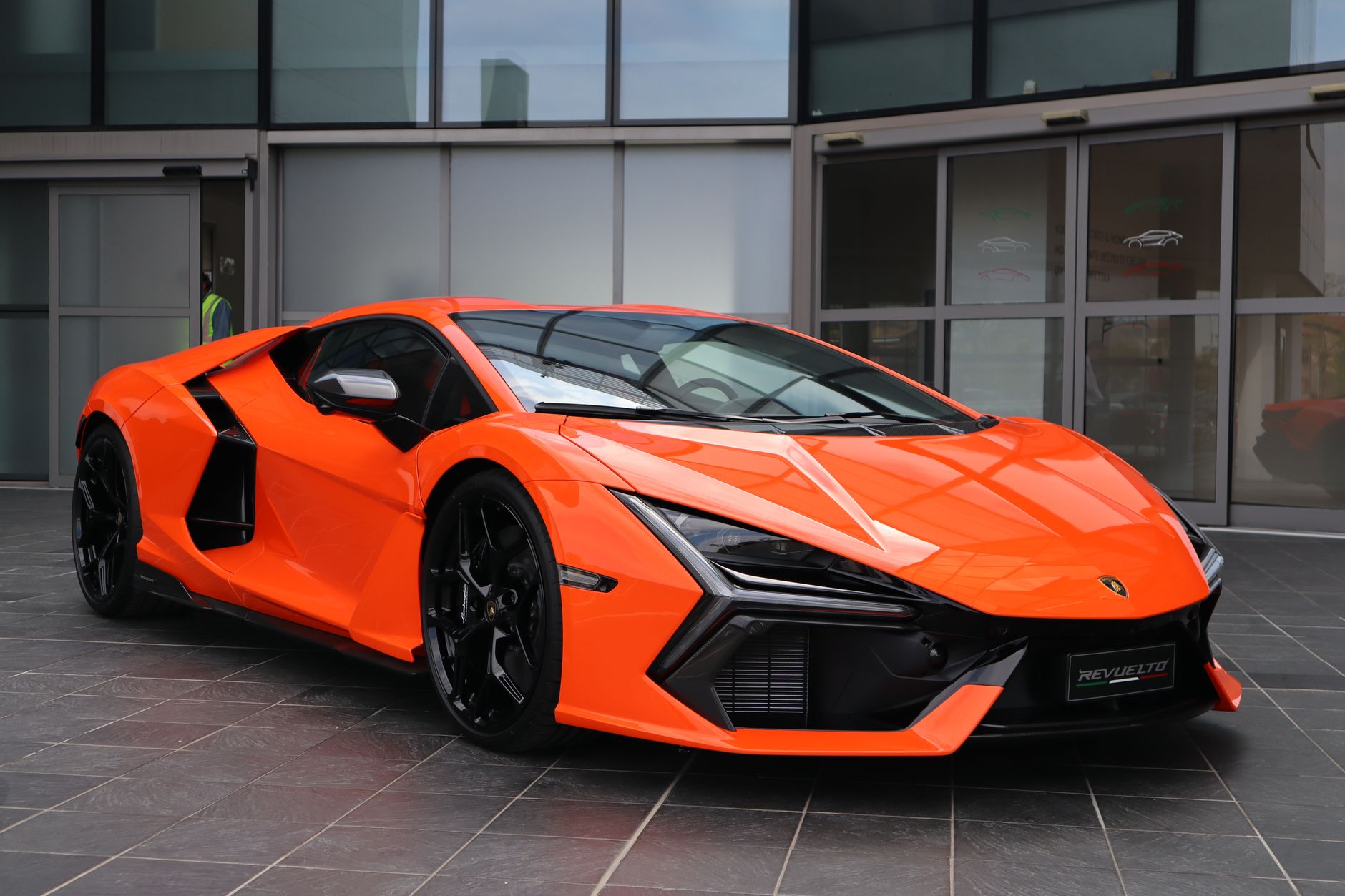 Lamborghini Revuelto: co musisz wiedzieć o architekturze 3 silników elektrycznych i V12?