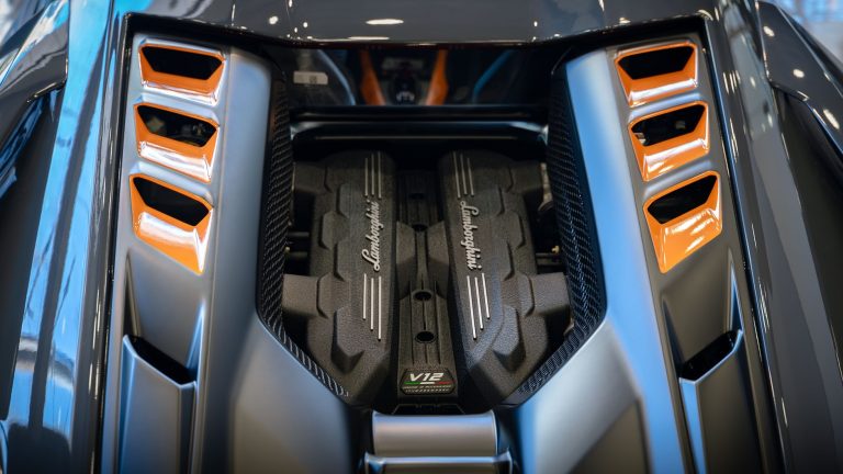 Lamborghini Revuelto: co musisz wiedzieć o architekturze 3 silników elektrycznych i V12?